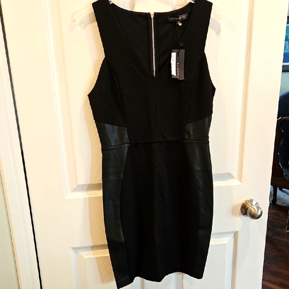 ✨️5/$30 Dynamite Black V-Neck Sheath Mini Dress with PU sides Sz M
